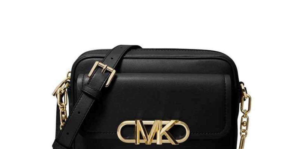 全面解析MK包人氣系列：水桶包、相機包與卡夾推薦